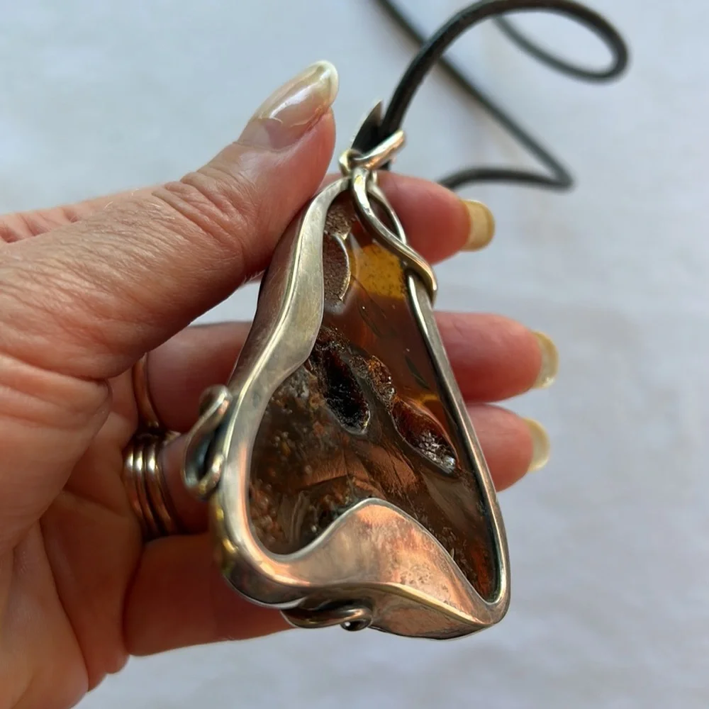 Amber pendant with leather necklace - Picture 4 of 14